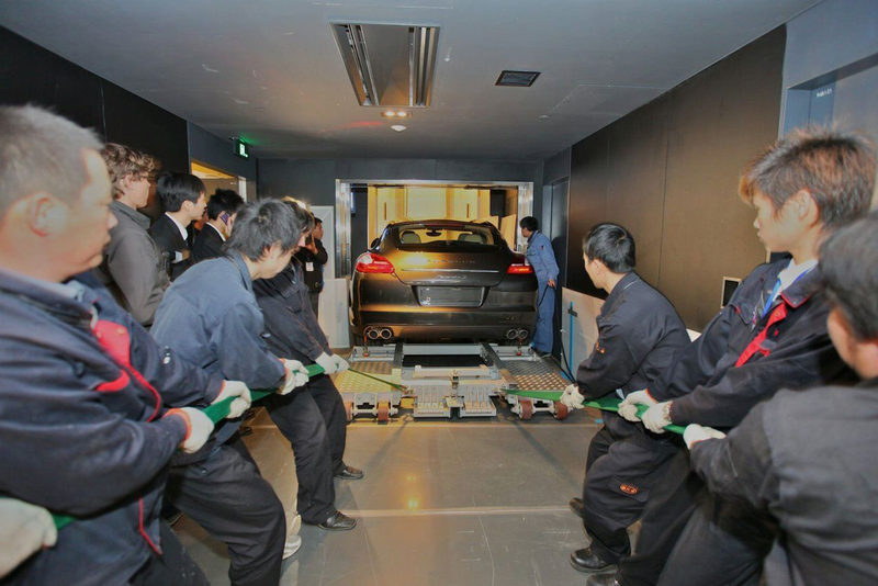 Illustration for article titled Porsche Panamera Takes Elevator To 94th Floor
